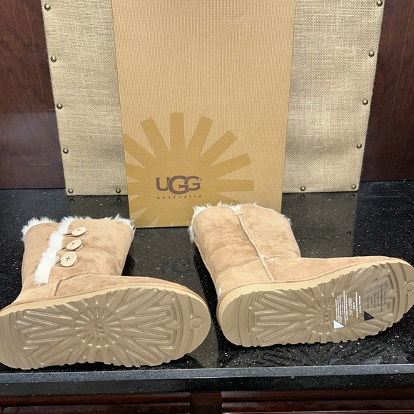 NEW UGG KIDS TALL TRIPLE BAILEY BUTTON BOOT - Picture 5 of 5